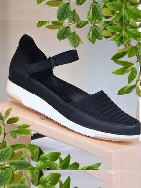 Baretraps Mary Jane Wedge Shoe Sz 9.5